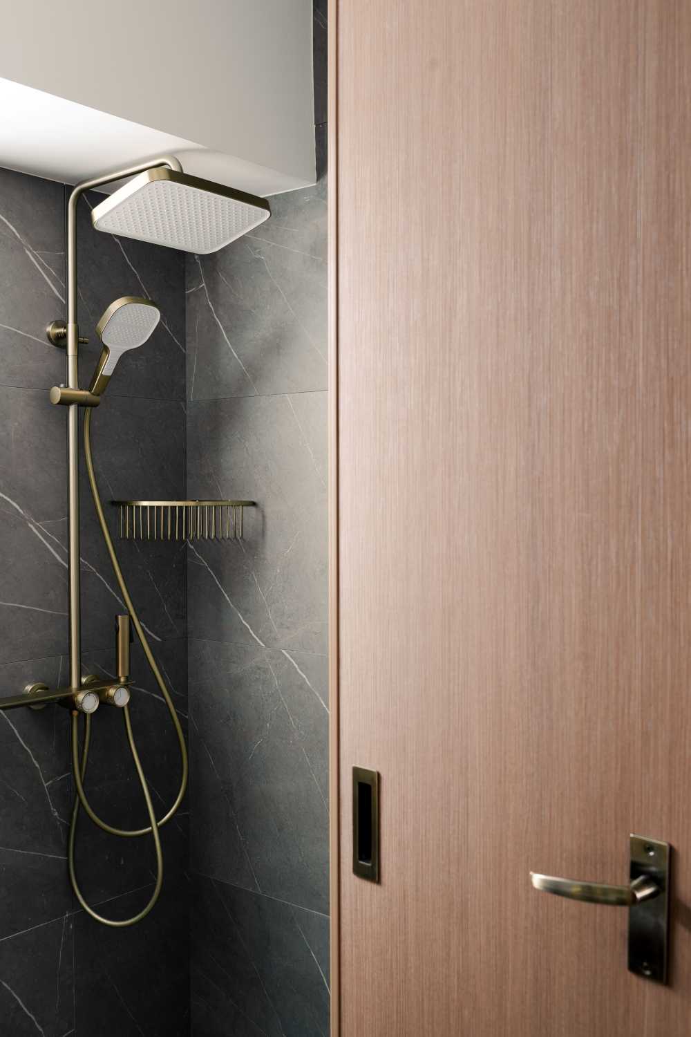 Contemporary Bathroom with Rainshower and Bathroom Storage