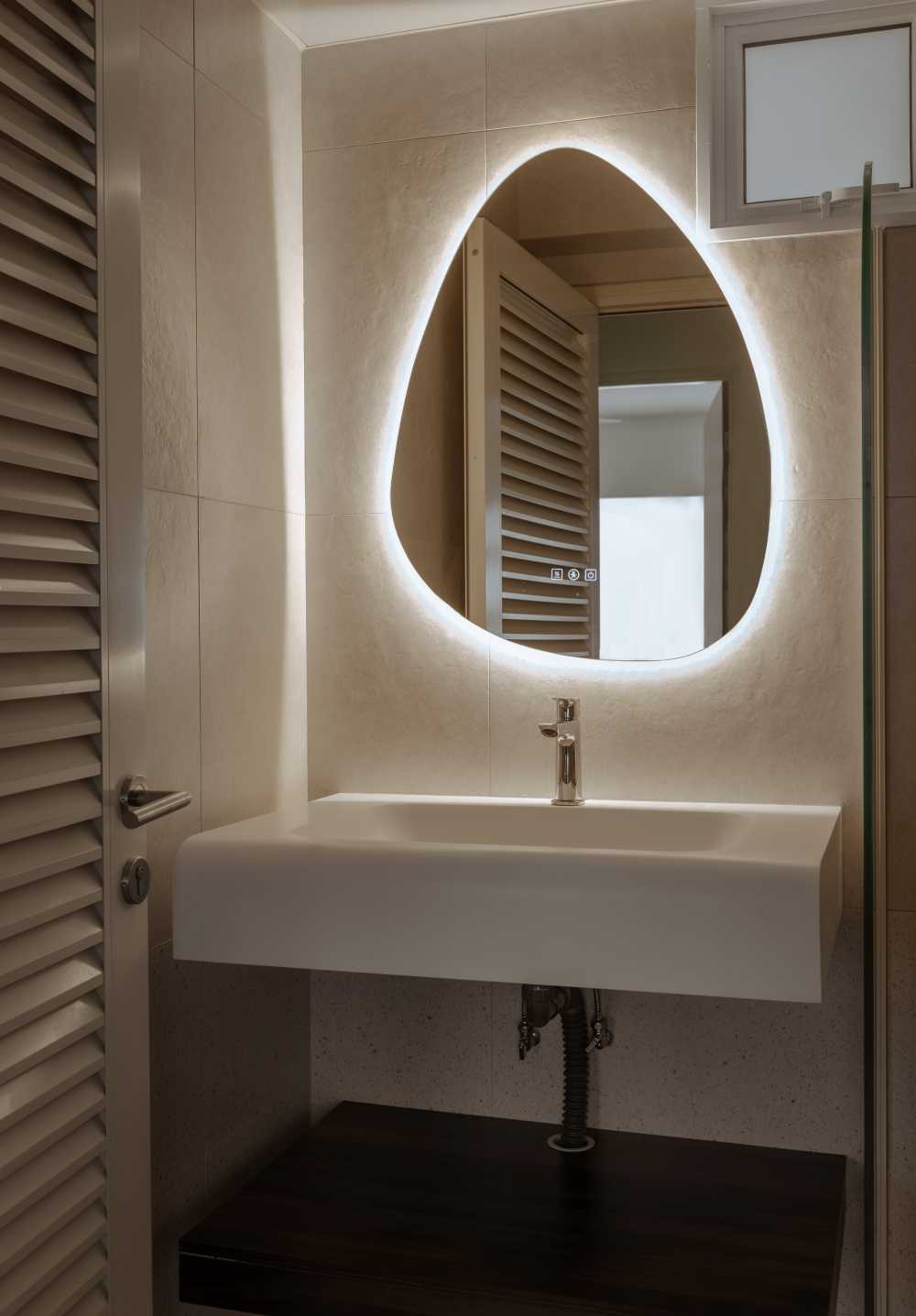 Modern Bathroom with Mirror and Bathroom Sinks