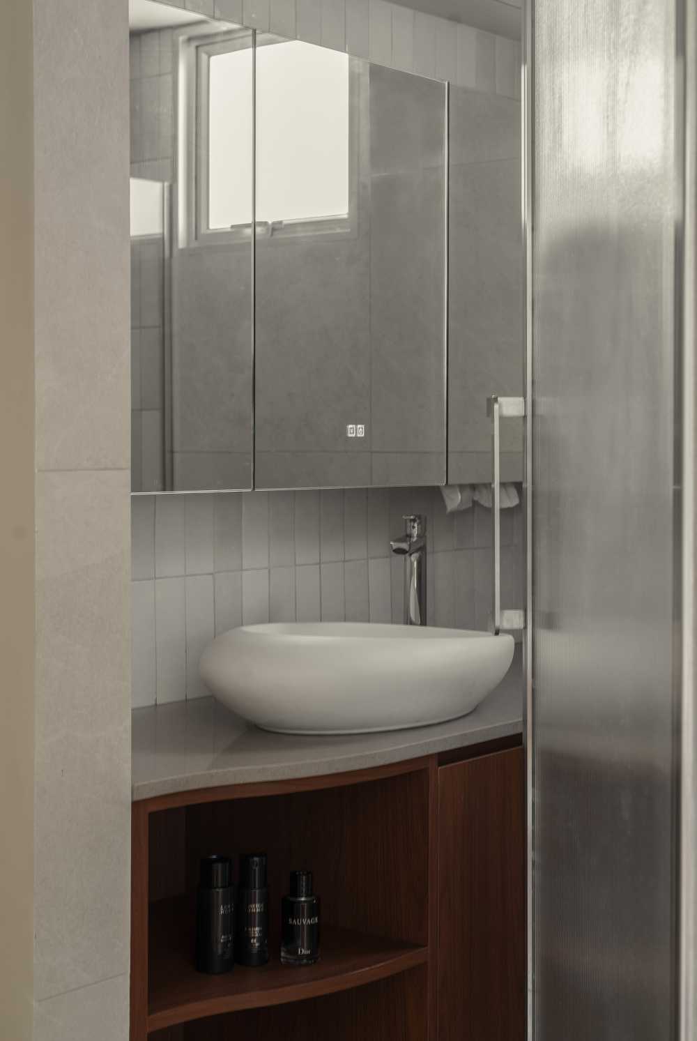 Modern Bathroom with Mirror and Wash Basins