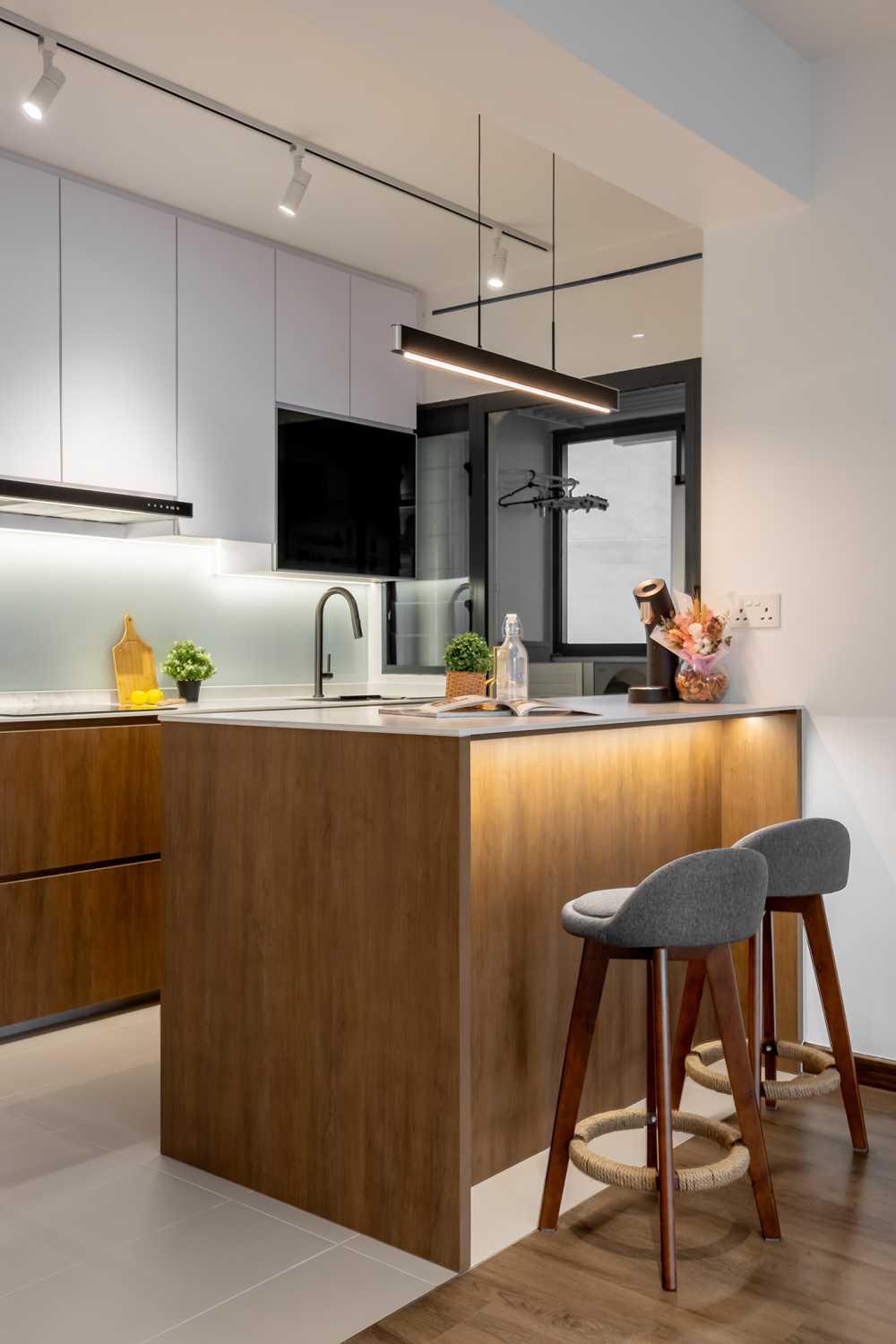 Contemporary Kitchen with Countertop and Open Kitchen
