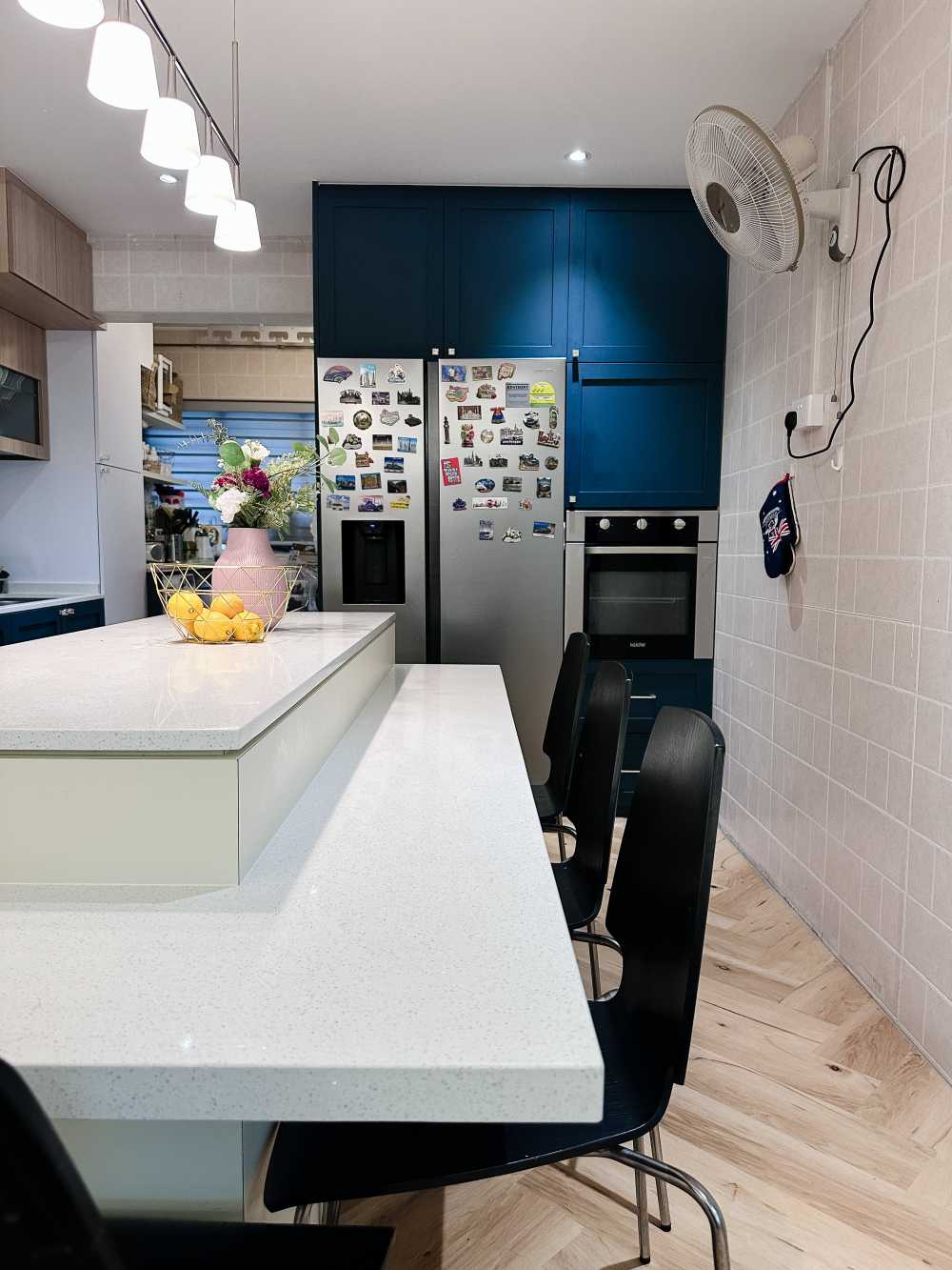 Modern Kitchen with Vinyl Flooring and Kitchen Island