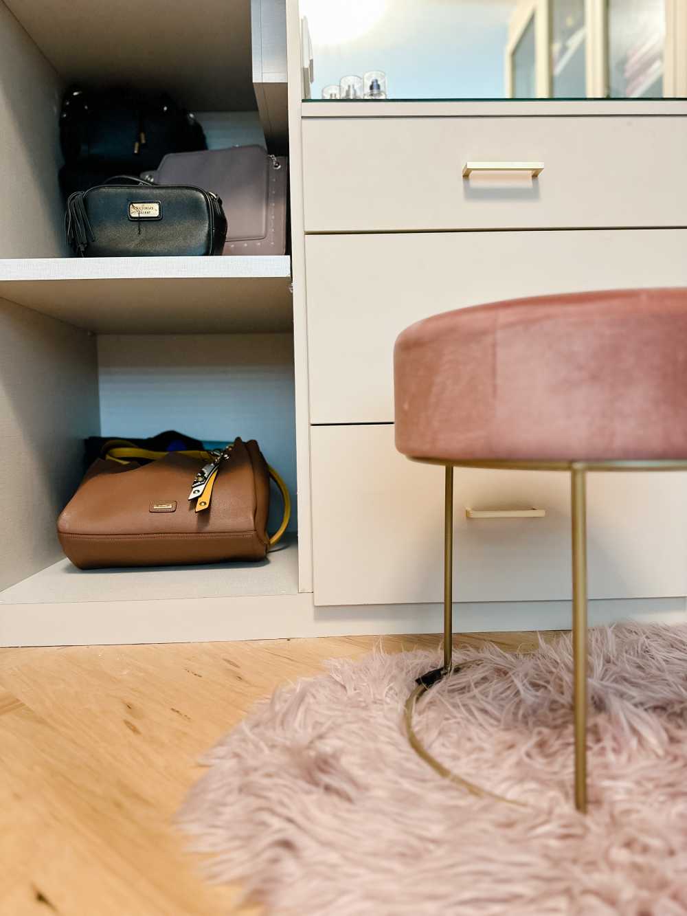 Modern Walk-in Wardrobe with Mirror and Wardrobe