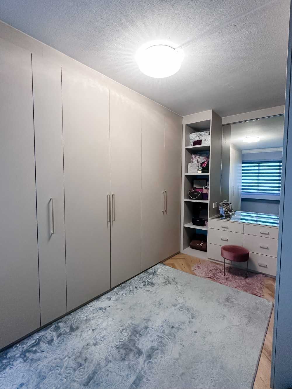 Modern Walk-in Wardrobe with Mirror and Wardrobe