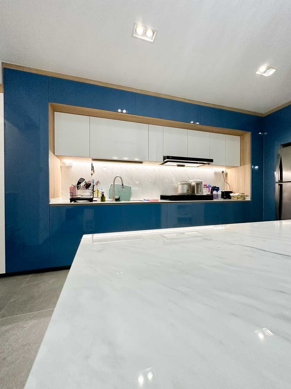 Modern Kitchen with Countertop and Homogeneous Tiles