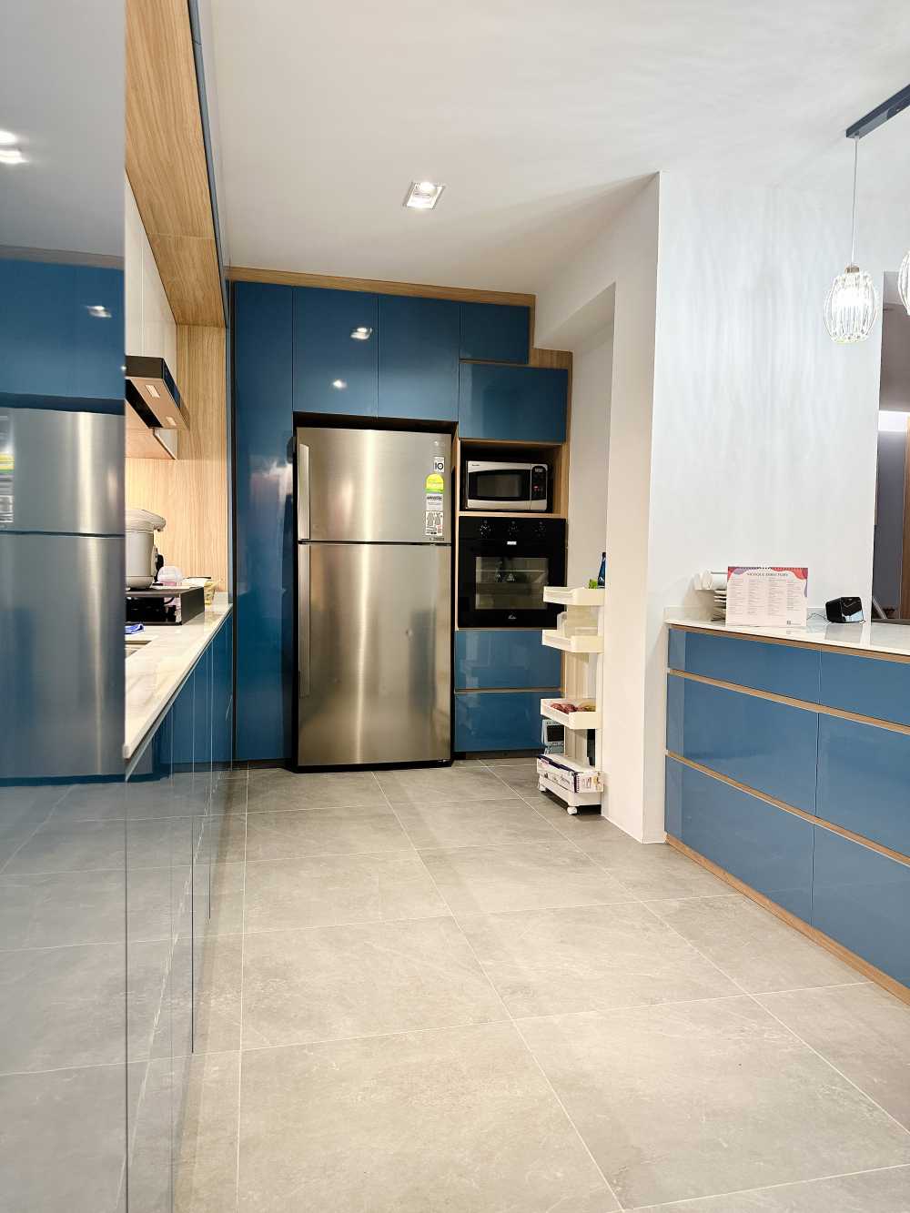 Modern Kitchen with Homogeneous Tiles and Open Kitchen
