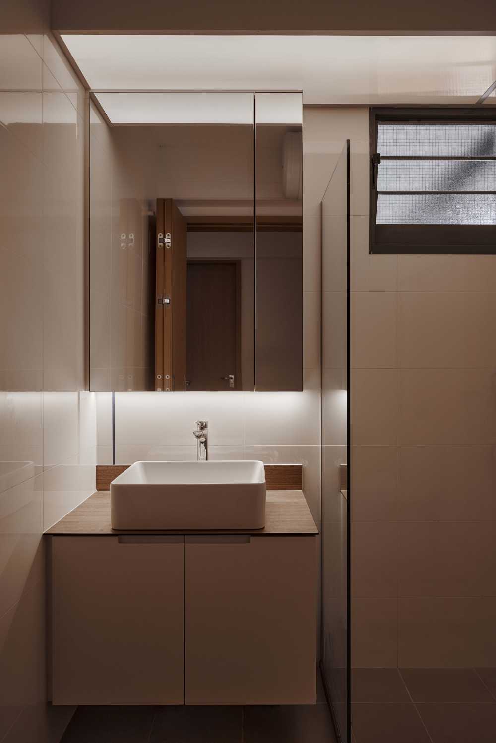 Modern Bathroom with Mirror and Bathroom Tap