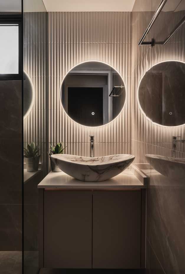 Modern Bathroom with Mirror and Flooring