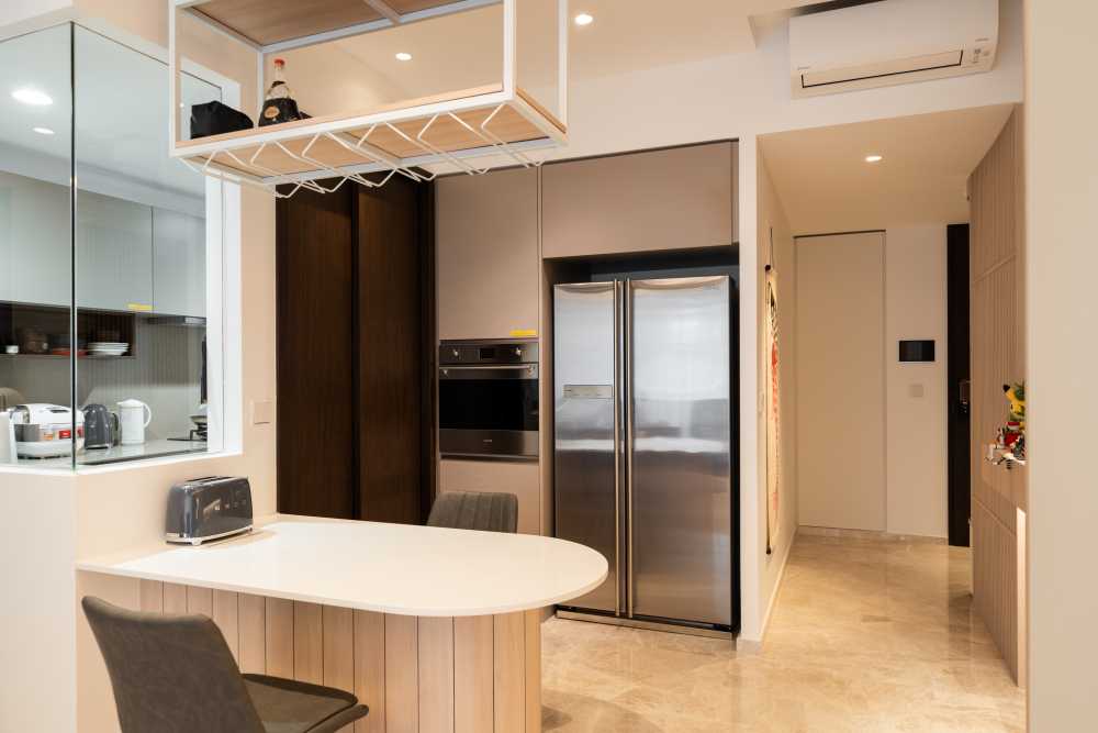 Modern Kitchen with Vinyl Flooring and Open Kitchen