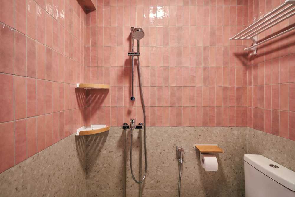 Scandinavian Bathroom with Homogeneous Tiles and Bathroom Accessories