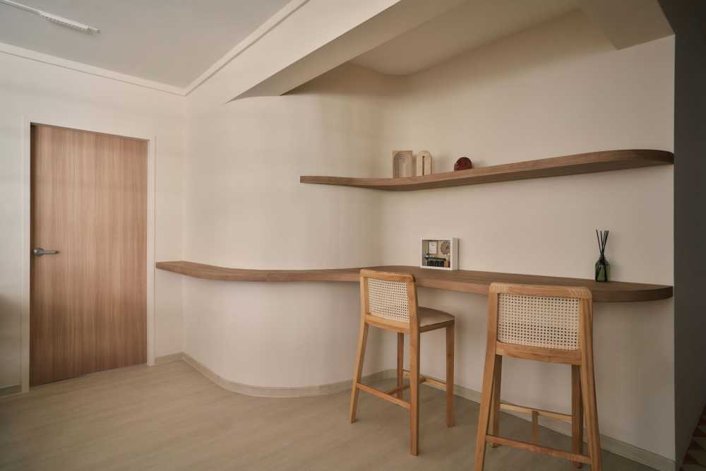 Scandinavian Living Room with Bookshelf and Countertop