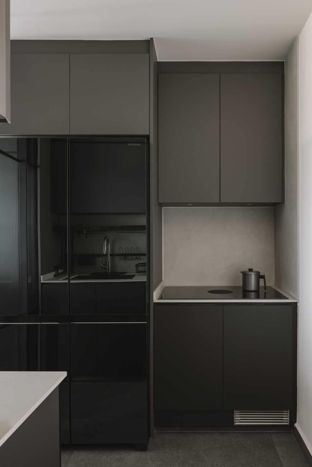 Modern Kitchen with Kitchen Backsplash and Kitchen Accessories