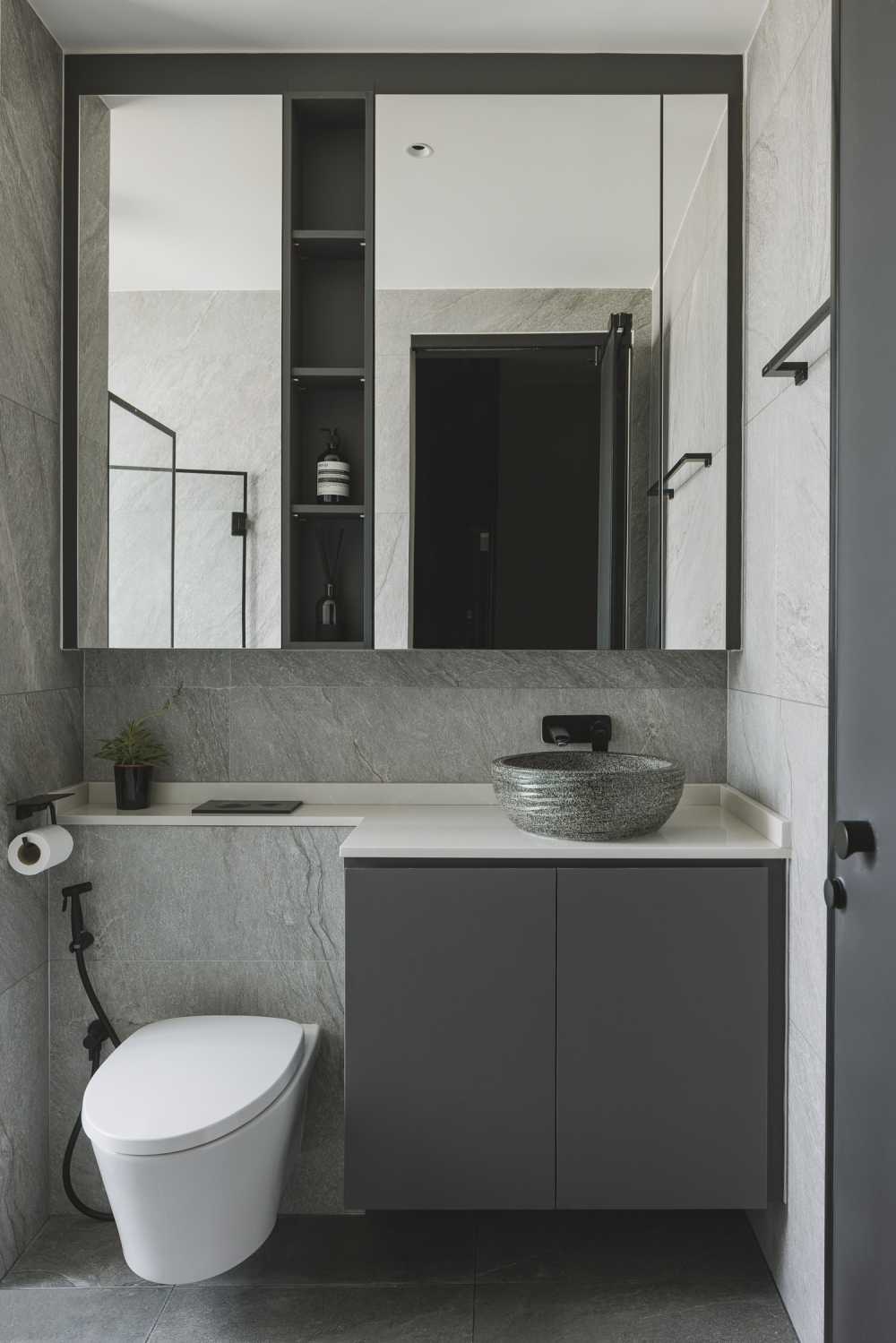 Modern Bathroom with Mirror and Bathroom Storage