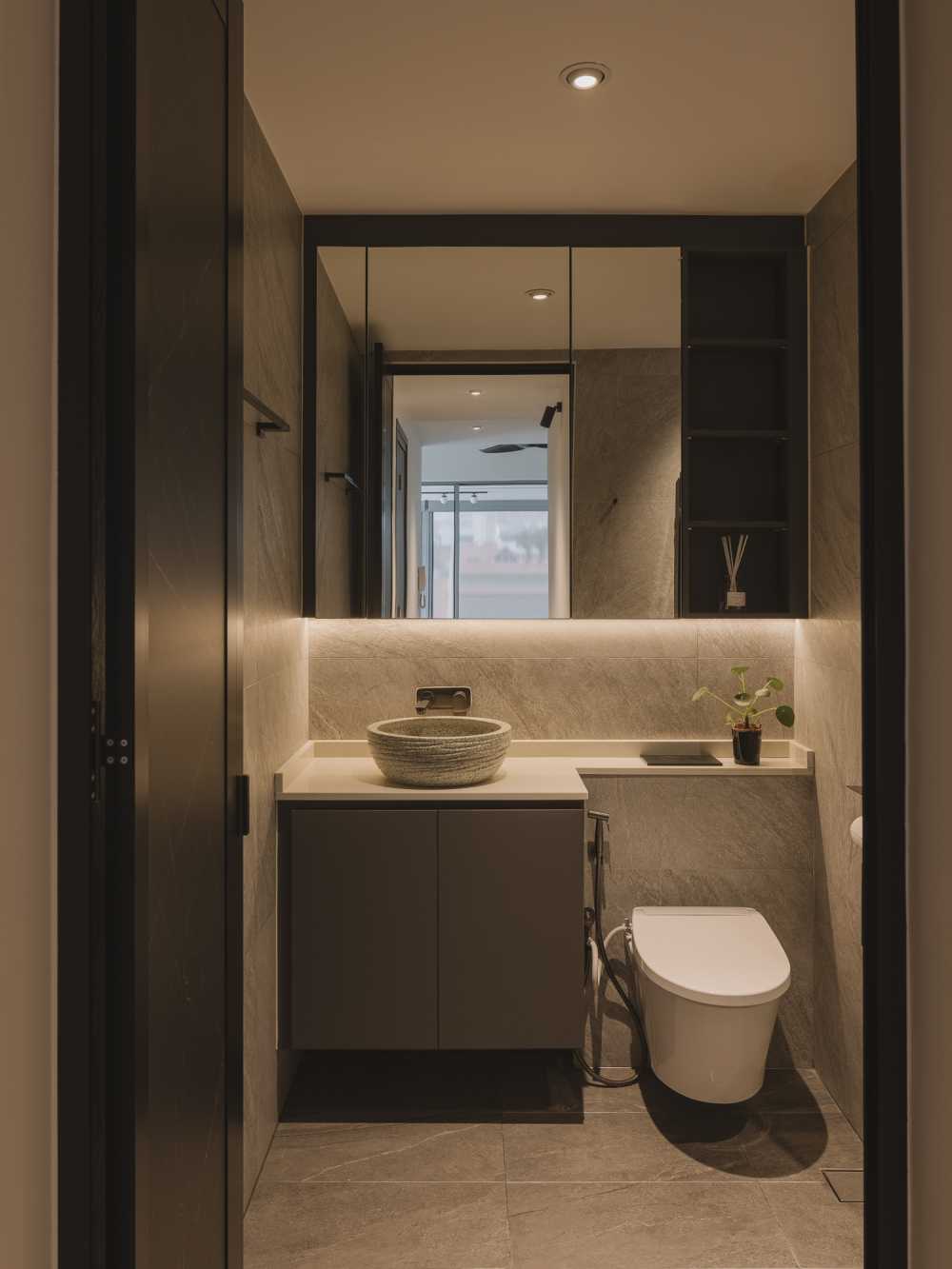 Modern Bathroom with Mirror and Bathroom Storage