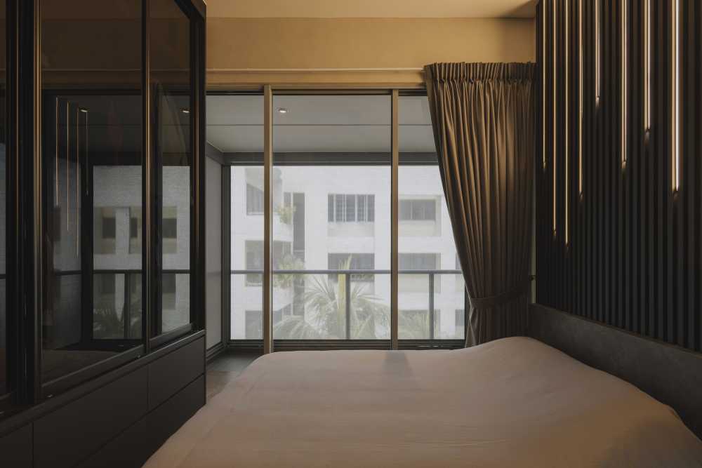 Modern Bedroom with Feature Wall and Wardrobe