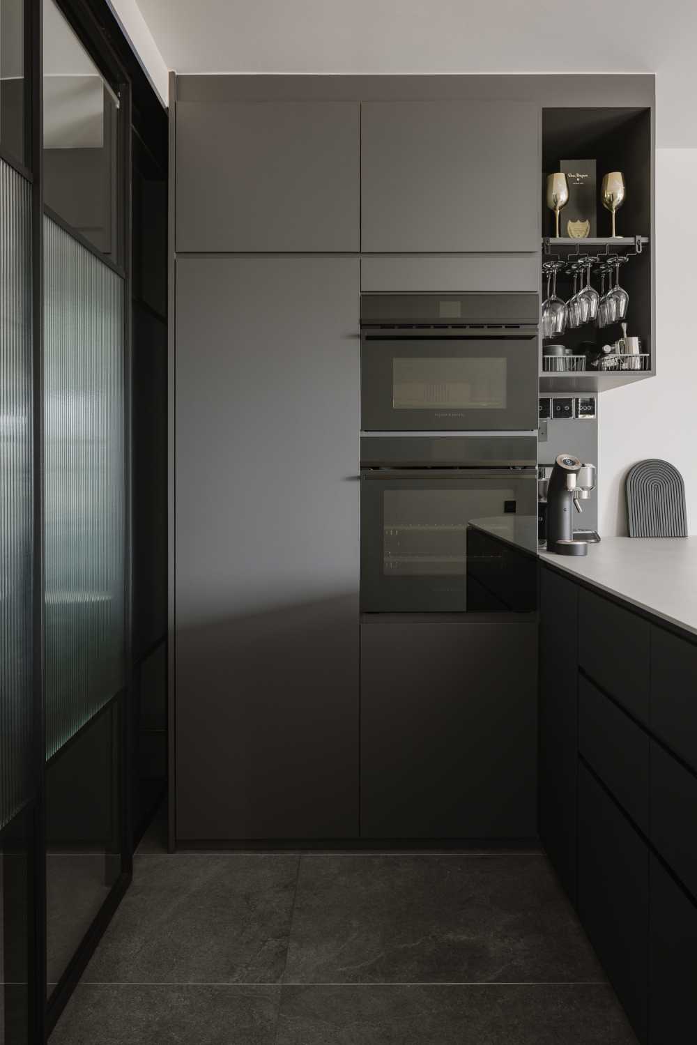 Modern Home Bar with Countertop and Bar Counter