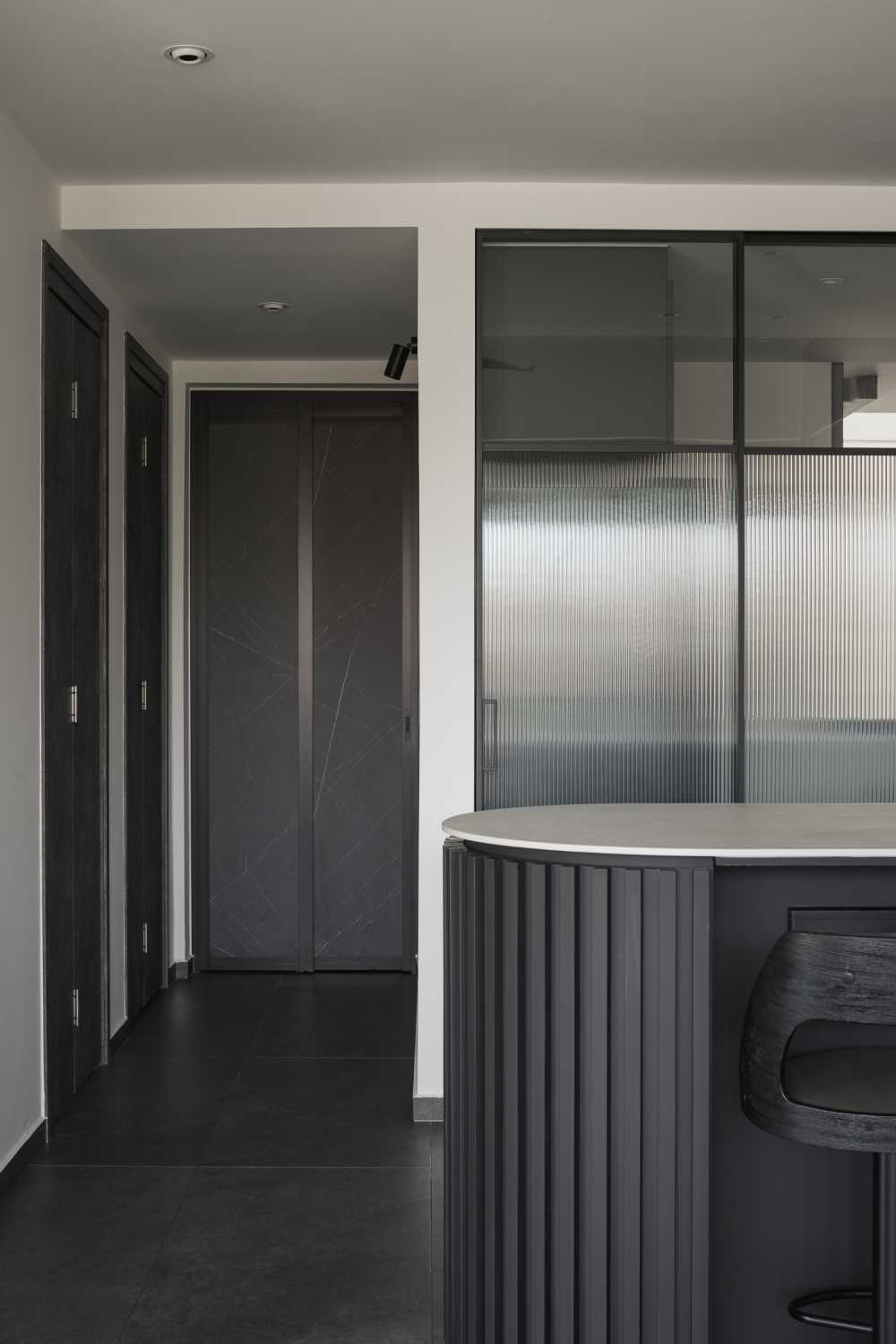 Modern Home Bar with Countertop and Bar Counter