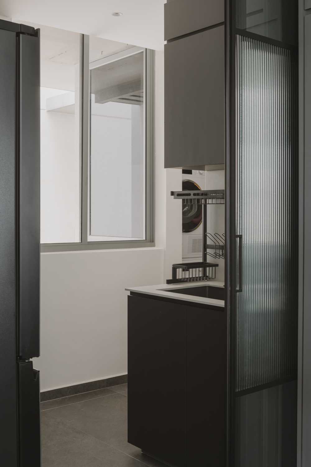 Modern Kitchen with Kitchen Window and Kitchen Backsplash