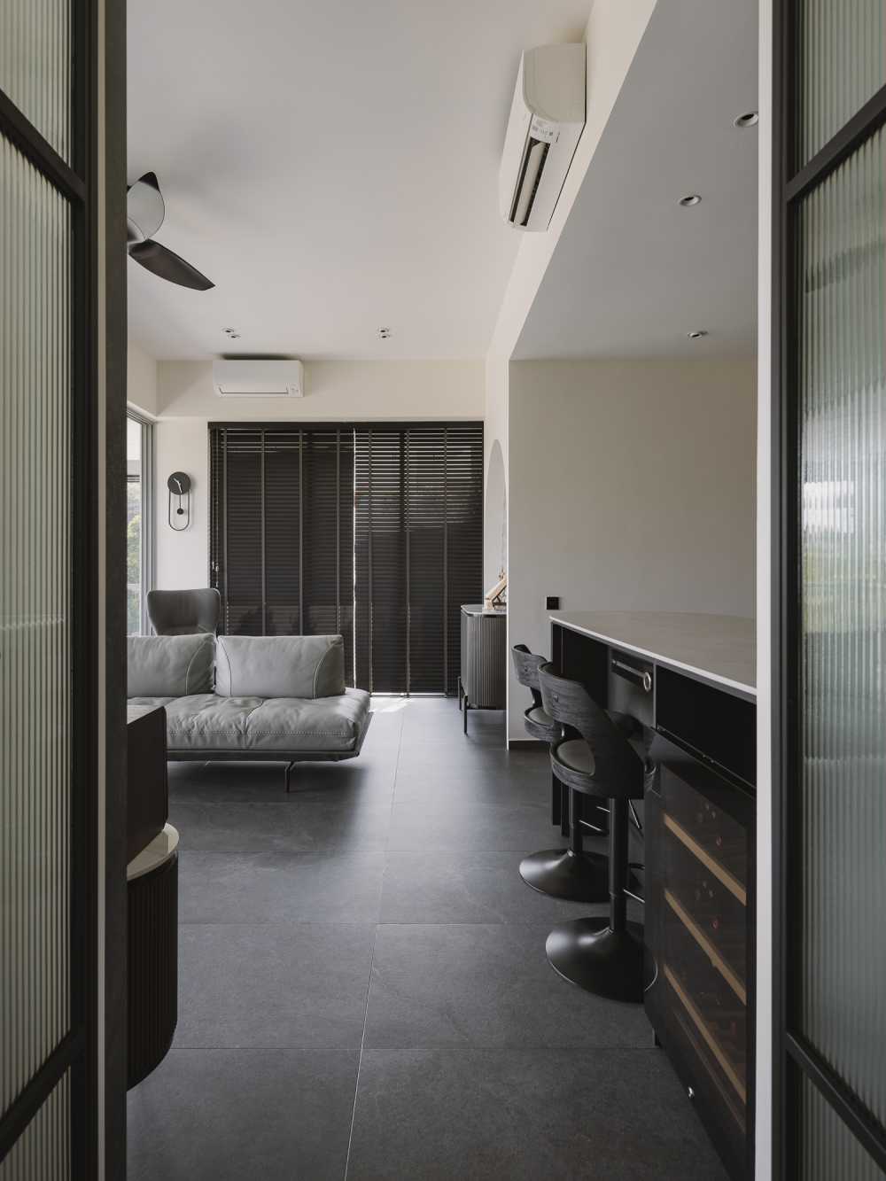 Modern Entryway with Bar Counter and Sofa