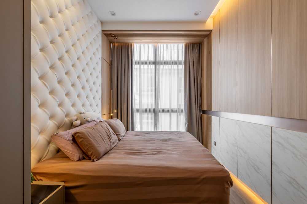 Contemporary Bedroom with Vinyl Flooring and Wardrobe