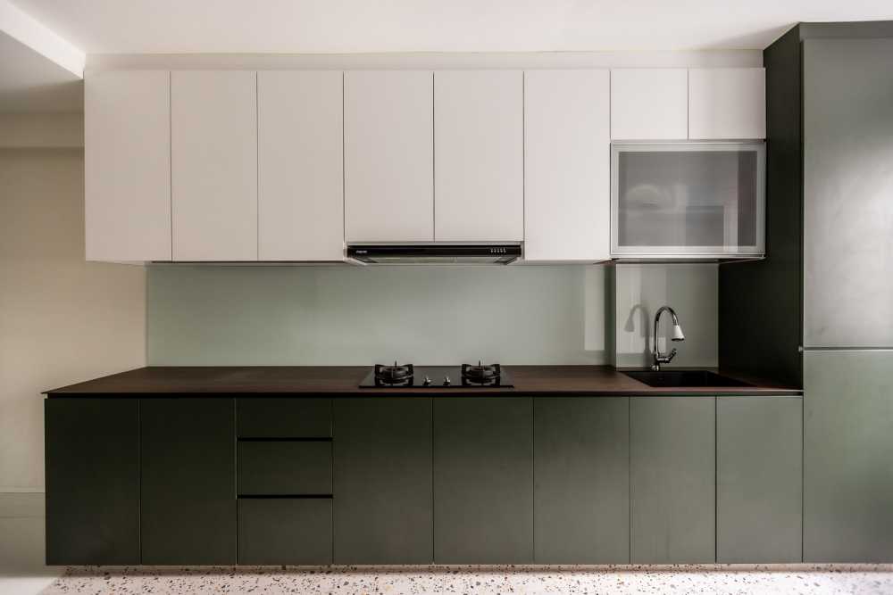 Modern Kitchen with Countertop and Kitchen Backsplash
