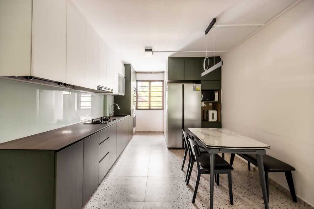 Modern Kitchen with Countertop and Homogeneous Tiles
