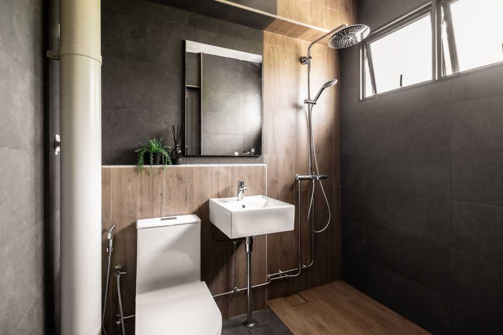 Modern Bathroom with Homogeneous Tiles and Mirror