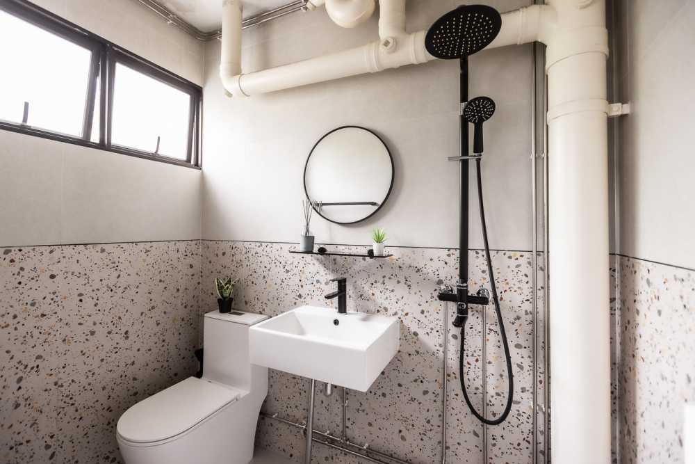 Modern Bathroom with Homogeneous Tiles and Mirror
