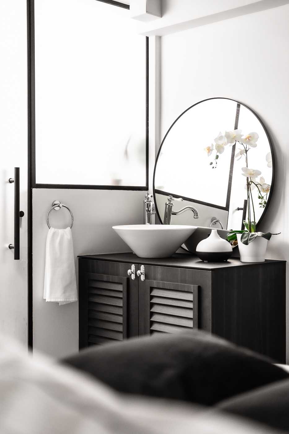 Modern Bathroom with Mirror and Mosaic