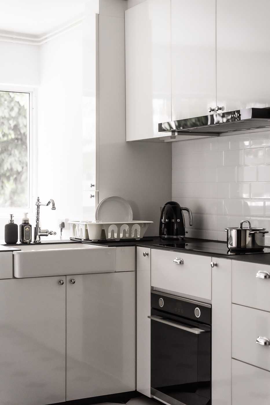 Modern Kitchen with Mosaic and Cupboard