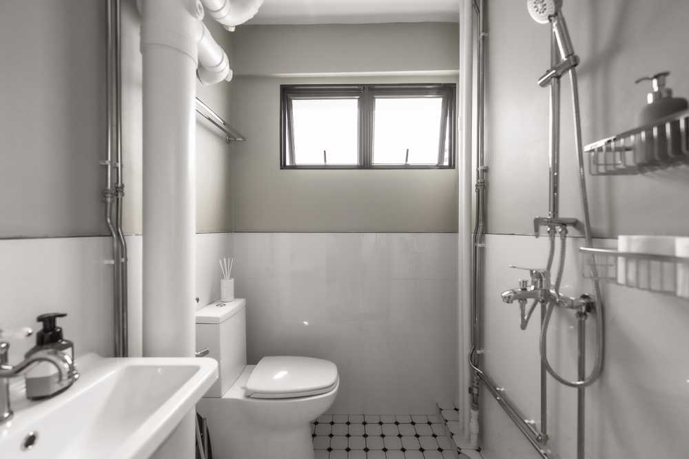 Modern Bathroom with Mirror and Rainshower