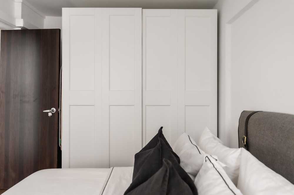 Modern Bedroom with Vinyl Flooring and Wardrobe