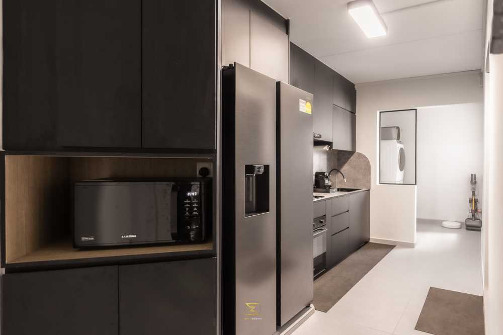 Minimalist Kitchen with Homogeneous Tiles and Kitchen Backsplash