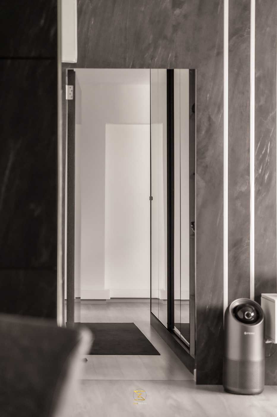 Minimalist Walk-in Wardrobe with Mirror and Wardrobe
