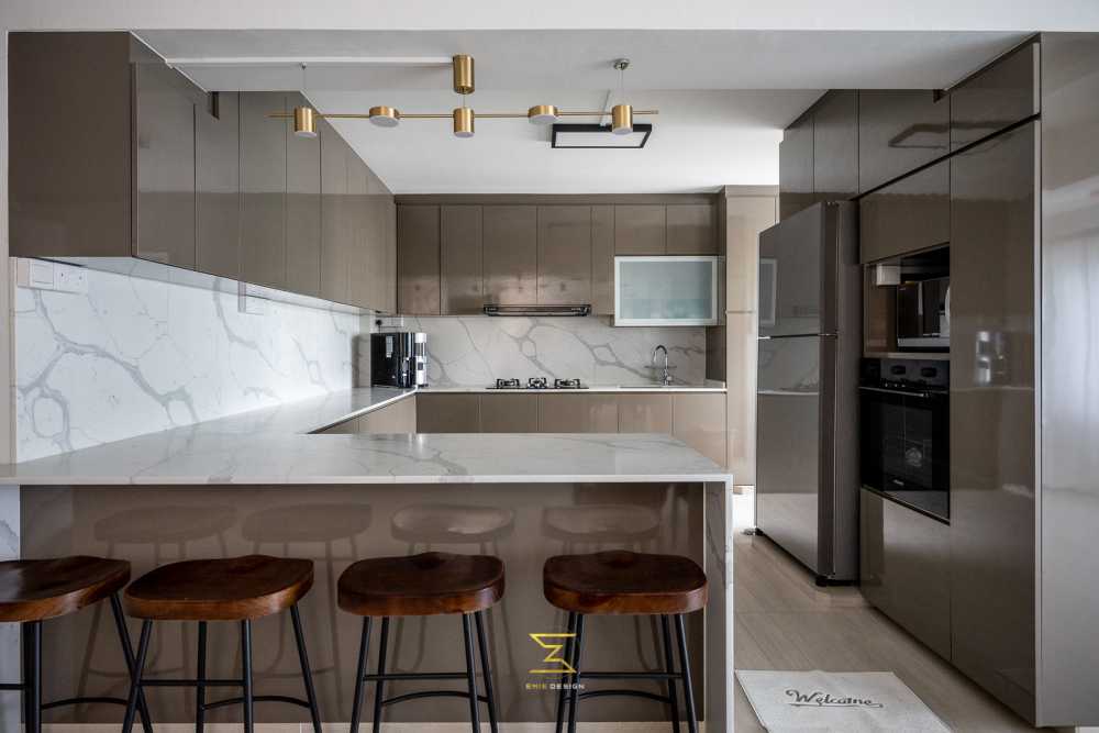 Contemporary Kitchen with Homogeneous Tiles and Kitchen Island