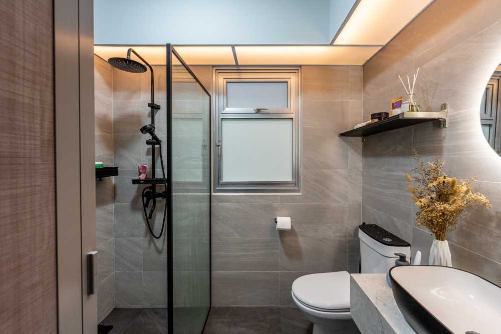 Contemporary Bathroom with Homogeneous Tiles and Shower Screen