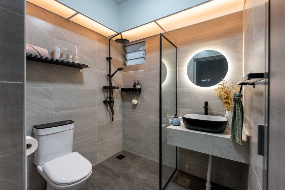 Contemporary Bathroom with Homogeneous Tiles and Mirror