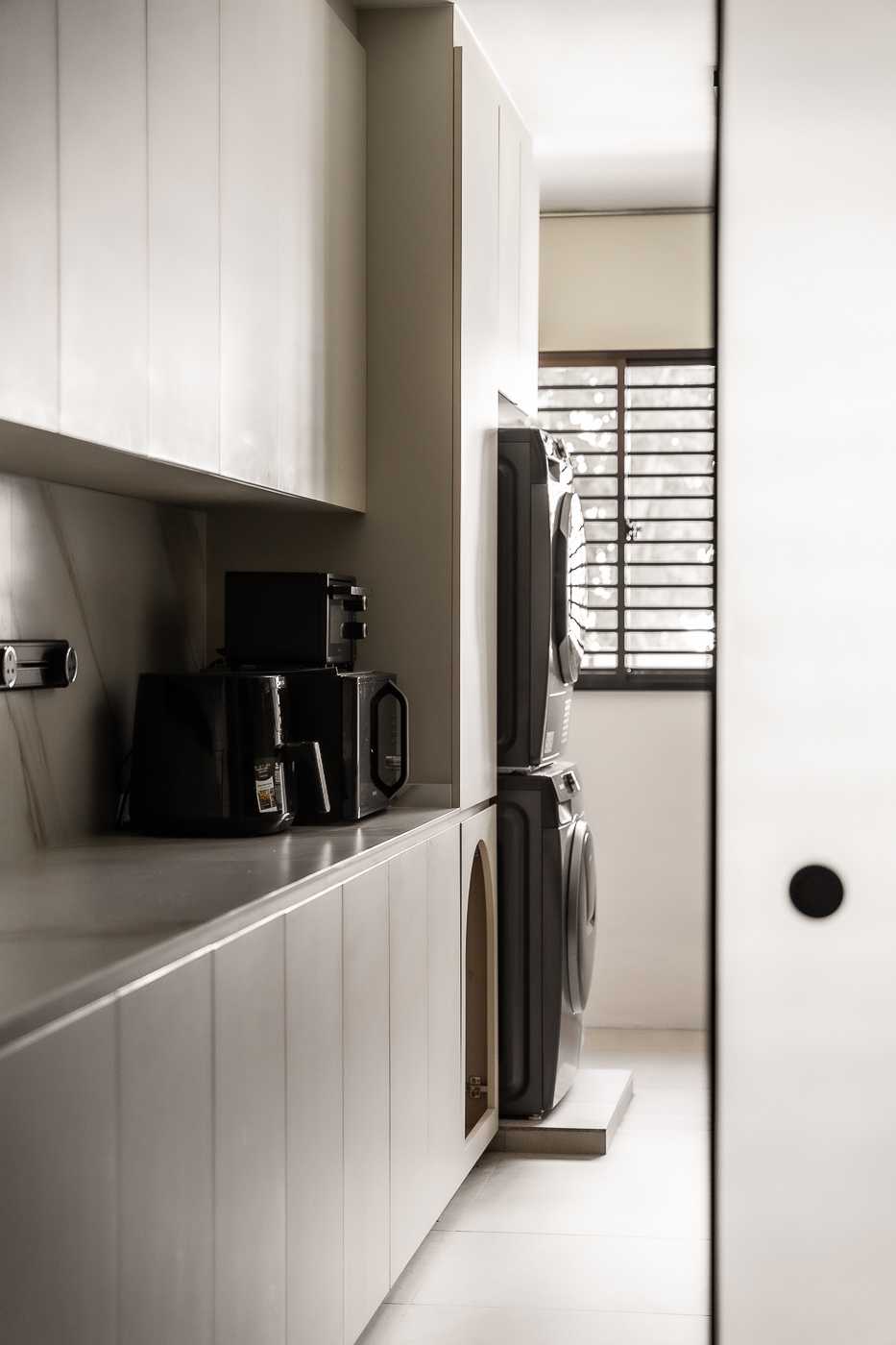 Modern Kitchen with Countertop and Homogeneous Tiles
