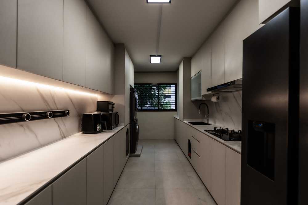Modern Kitchen with Homogeneous Tiles and Kitchen Window