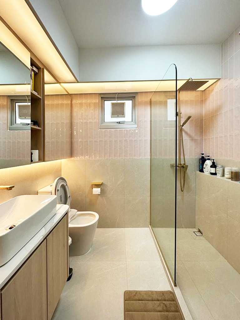 Scandinavian Bathroom with Mirror and Bathroom Storage