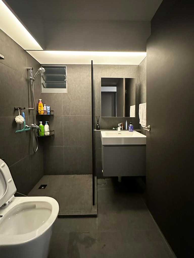 Scandinavian Bathroom with Mirror and Bathroom Storage