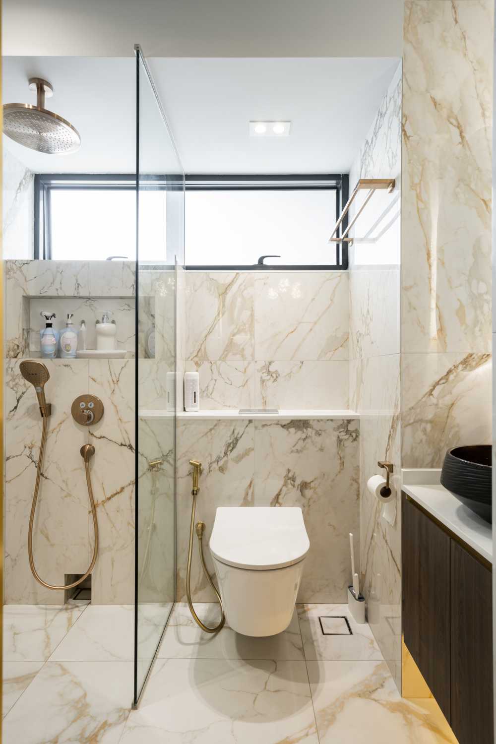 Modern Bathroom with Homogeneous Tiles and Mirror
