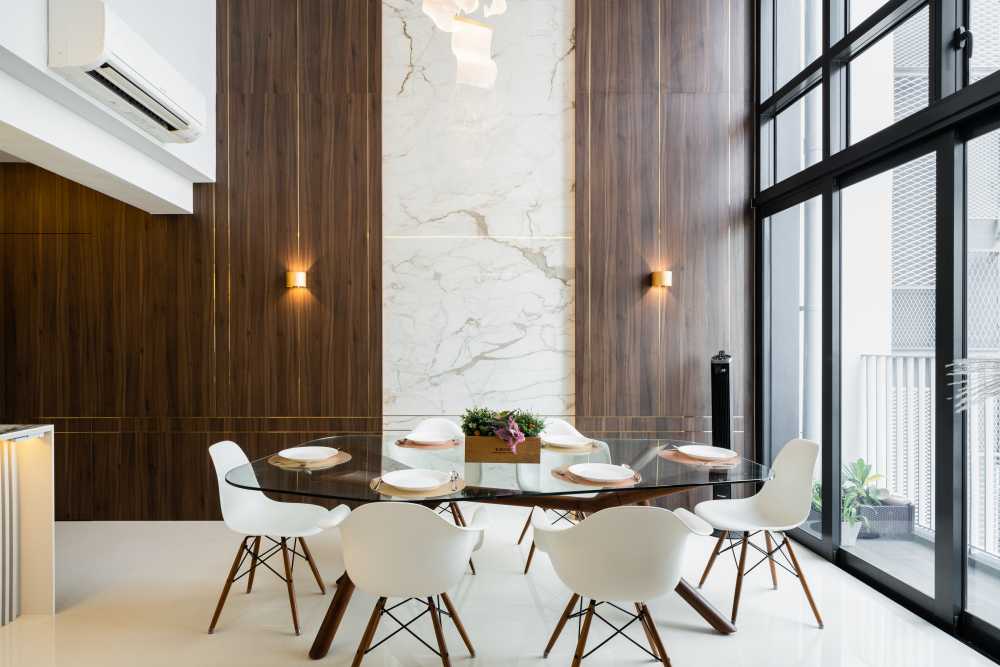 Modern Dining Room with Drop Ceiling and Dining Table