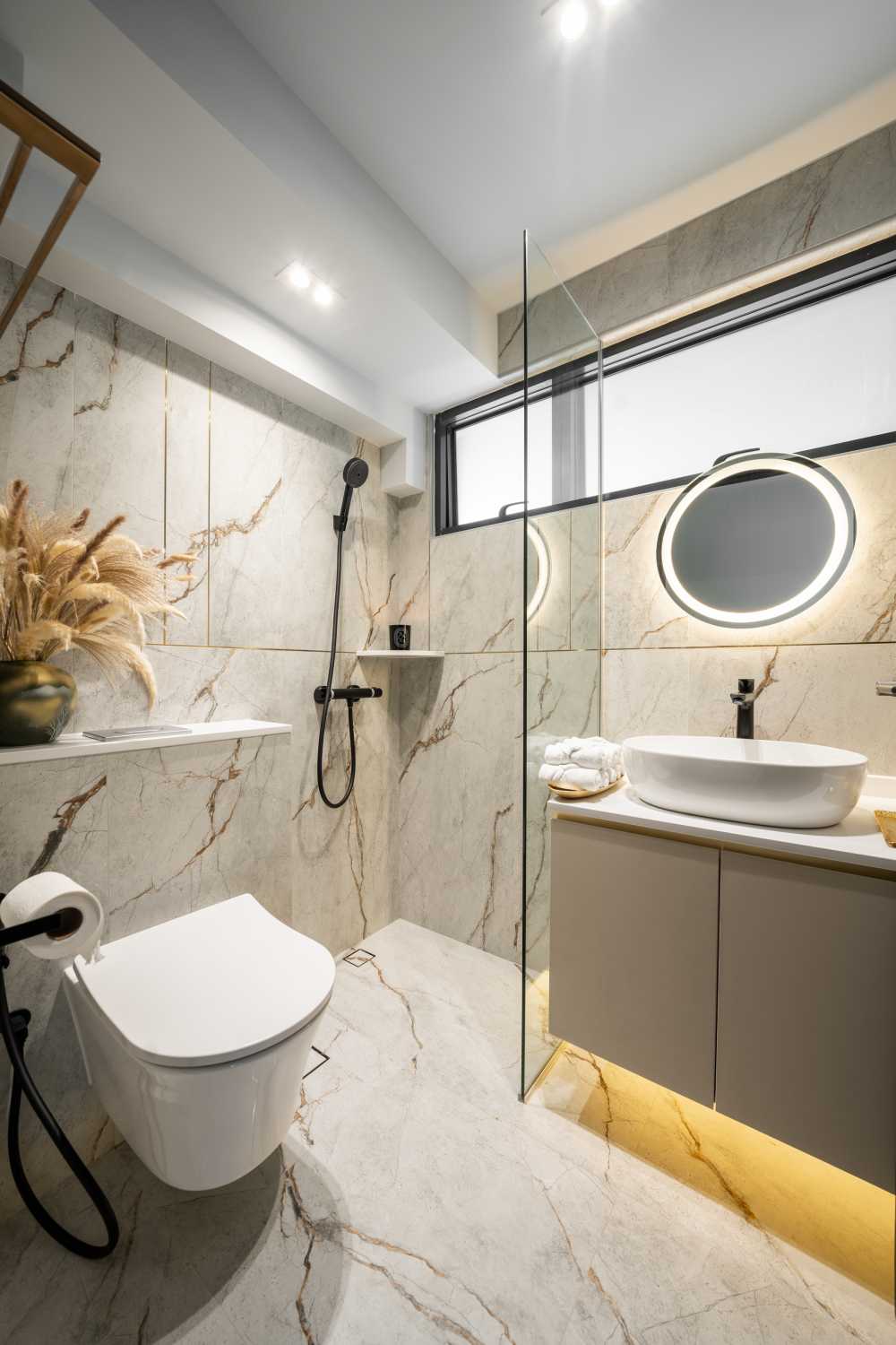 Modern Bathroom with Vinyl Flooring and Wood Flooring