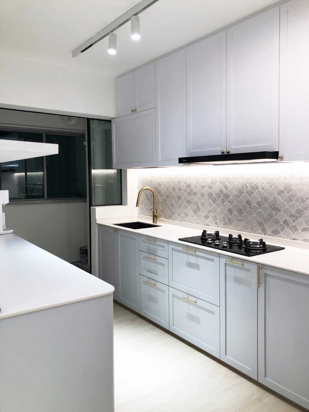 Scandinavian Kitchen with Vinyl Flooring and Homogeneous Tiles