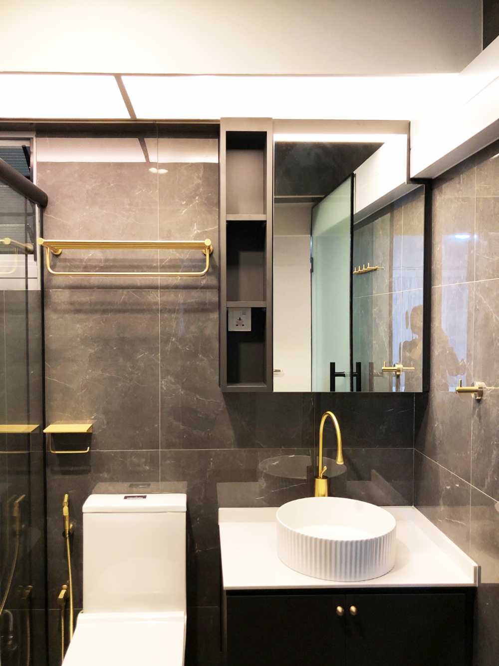 Scandinavian Bathroom with Vinyl Flooring and Mirror