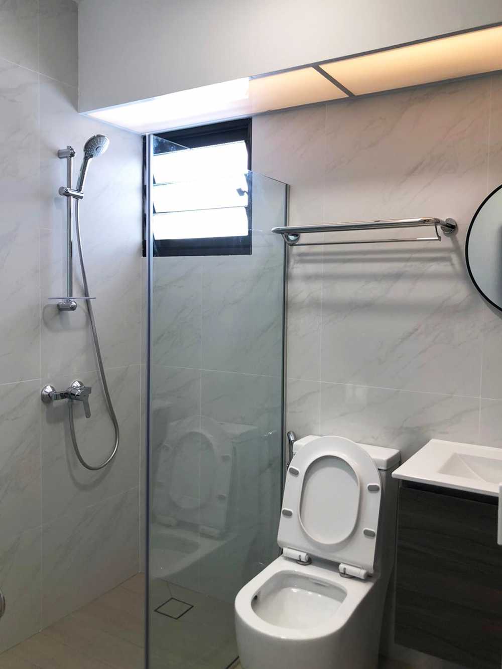 Scandinavian Bathroom with Mirror and Laundry Baskets