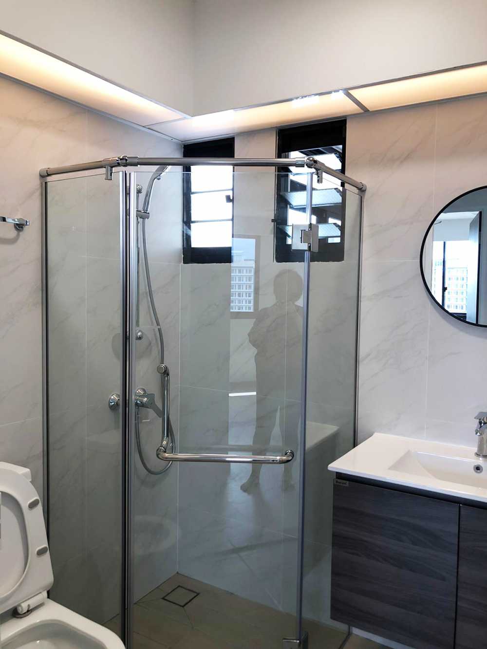 Scandinavian Bathroom with Mirror and Bathtub