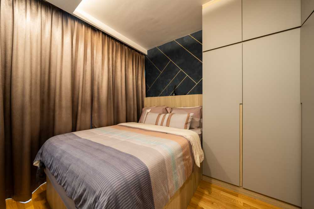 Contemporary Bedroom with Homogeneous Tiles and Parquet Floor