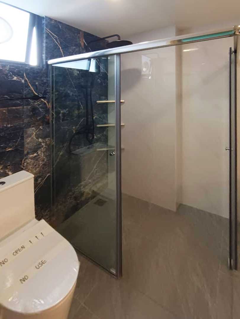Scandinavian Bathroom with Mirror and Bathtub