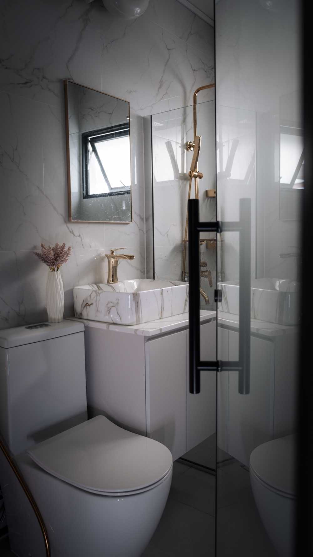 Contemporary Bathroom with Countertop and Homogeneous Tiles
